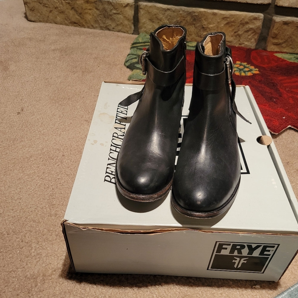 Women's Frye leather booties size 8
